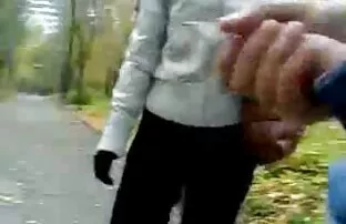 女孩，黑人，我们在游泳池他妈的 阳光明媚的利昂淇性感的视频