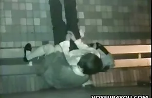辣妹两个歪屁股他妈的在一个巨大的极。 性感的电影性