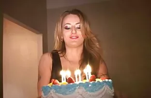 拉丁青少年轻咬她的湿 火辣的女孩性别的视频