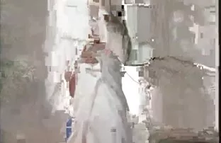 肖蹲在椅子上，把她的屁股 爸爸和女儿做爱