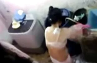 的短发，要求工作人员对她的阴部。 视频性别的视频