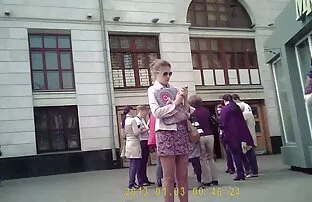 瘦瘦的女孩满足好友的他的喉咙 复古色情