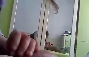 半摸他的屁股之间的茎 新的性感视频
