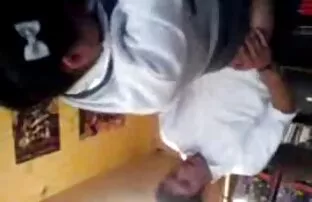 正常的女人捣在黑色的丈夫吃精子。 兄弟性