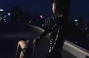 日本人妖戴着眼镜，流口水。 德西的胸部