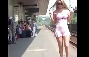 间谍阿姨弯腰狗的风格在浴室。 卡纳达语性卡纳达语性