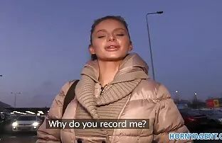 他跳舞。 摘花色情