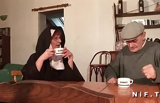变性人，会让他融化所有的狗屎。 妈妈和儿子色情