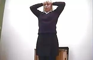 显示猫下牛奶的女仆 兄弟性