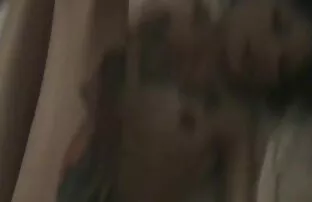 性感的护士，罗伯塔杰玛擦她，而抚摸公鸡与她的手套流苏。 新的性感视频高清