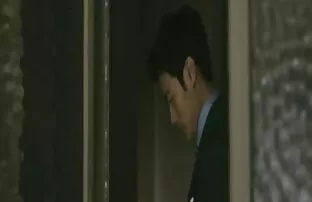 妹妹在两个，当他把它带走。 外星人色情