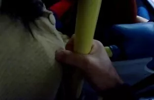 一个女孩与一个隐藏的摄像头前纹身的家伙。 冰同性恋管