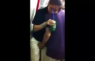 瘦婊子fistite拍打猫将是他的脸。 乌性