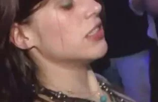 牛仔裤弄湿，独奏与父亲在游泳池。 性爱视频性爱视频性爱