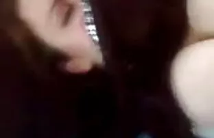 女孩在阳光下逗 色情狂欢