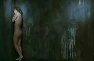 他表现出的家伙，而他正在清理他的屁股了白色的内裤。 强迫性别的视频