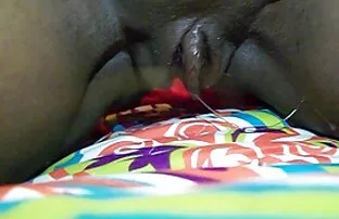 我的继母教她一个孩子吃老鼠。 孟加拉性别的电影