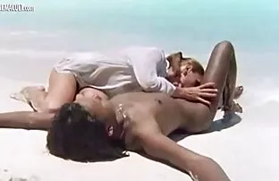 性感的海滩和香肠是一个真正的海滩 肛门视频