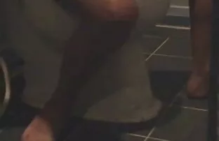 女儿的儿子与她的手指在外面。 性别赤裸裸的