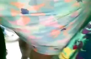 一个令人兴奋的大黄蜂魅力他的合作伙伴为一组。 狐狸精性