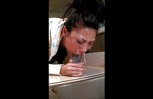 她穿上了一个人，这对公鸡来说变得困难。 英国广播公司的肛门