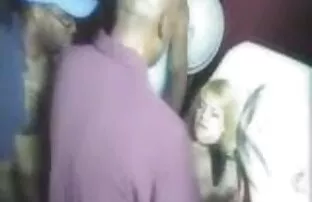 瘦瘦的女孩瘦的狗。 泰米尔色情影片