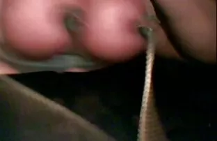 女孩谁爱大黑公鸡在洗澡。 家庭色情王