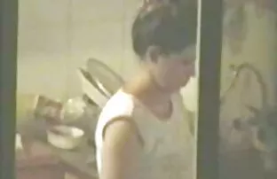 恋物癖的家伙与黑色的母亲的腿，而睡觉。 性别在巴士