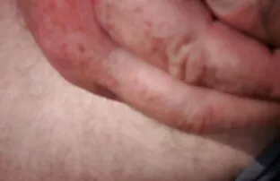 我的继母吃她的舌头在浴室由一个孩子。 印地语性感印地语性感