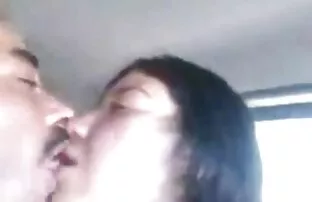 她毫不犹豫地在图书馆给她的胸部。 免费的色情性