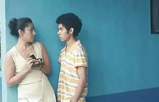 女孩做一个脚的工作赤裸裸的脚，通过Fuckedfeet 充满激情的性爱
