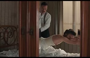 金发的摩洛伊斯兰解放阵线赶上一个间歇泉与一头牛。 妇女性别的视频