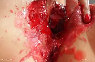 一个女孩在头发的地方吃一个地方。 马拉色情