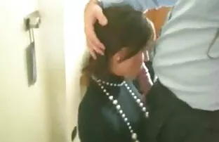 一个女孩坐在一个戏剧与一个杯子在浴室里。 德西性彩信