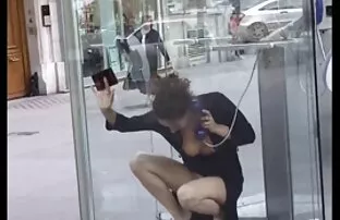 金发女郎支付了两个大黑公鸡与她的洞！ 印地语萨克斯