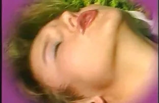 女孩对一个家伙，是公鸡在河边的夏季咖啡馆。 妈妈色情管