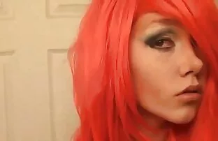 瘦瘦的女孩被困在一个巨人的橡胶。 同性恋男孩做爱